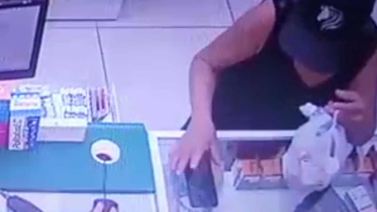 Idosa é flagrada por câmeras furtando celular de farmácia no Centro de João Pinheiro