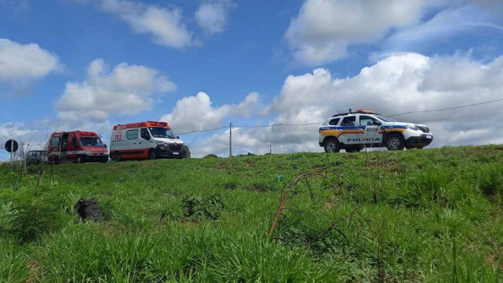 Motorisata fica ferido após carro sair da pista e capotar na BR-040 em João Pinheiro