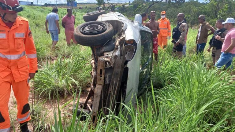 Motorisata fica ferido após carro sair da pista e capotar na BR-040 em João Pinheiro