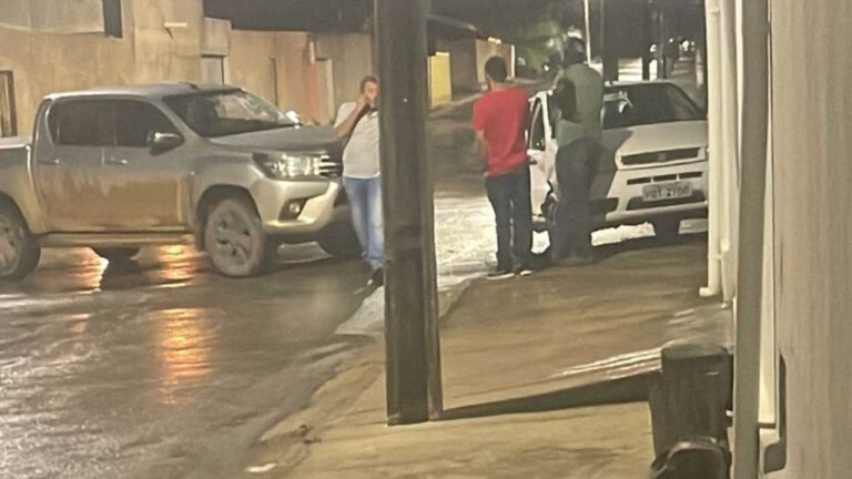 Motorista de caminhonete avança parada obrigatória e provoca acidente no Esplanada em João Pinheiro