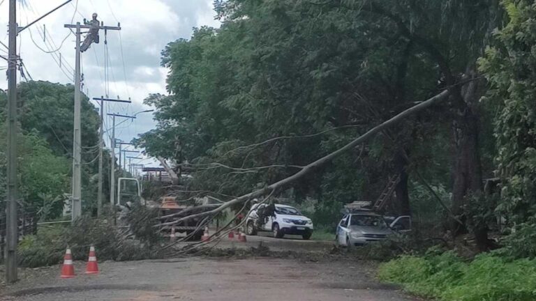 Moradores da Olaria e Ruralminas estão sem energia desde às 14h de domingo (11), em João Pinheiro