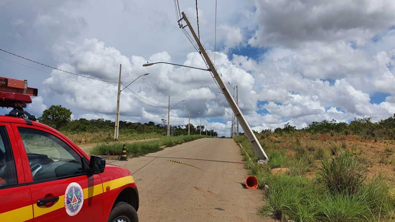 Poste fica pendurado por fios de energia após acidente na Avenida Riviera em João Pinheiro