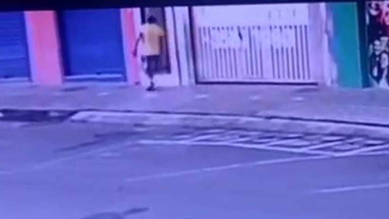 Jovem tem celular e mochila furtados após dormir com a porta aberta em hotel na cidade de João Pinheiro