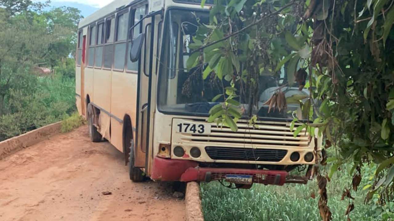 Ônibus lotado de trabalhadores fica pendurado na ponte da Canabrava, em João Pinheiro