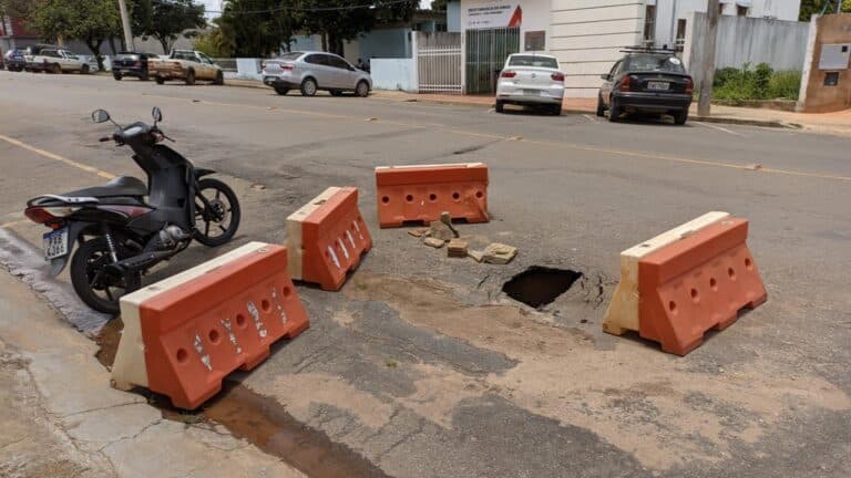 Moradores reclamam de buraco deixado por obra na Avenida Dona Zica, em João Pinheiro