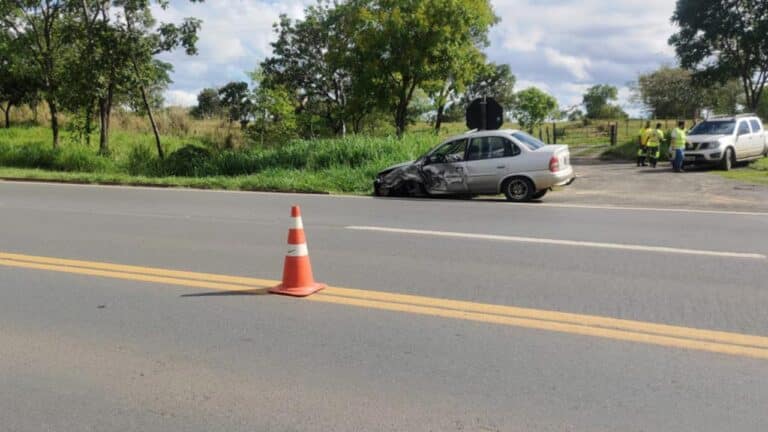 Motociclista sofre fratura exposta na perna em acidente na BR-040, em João Pinheiro