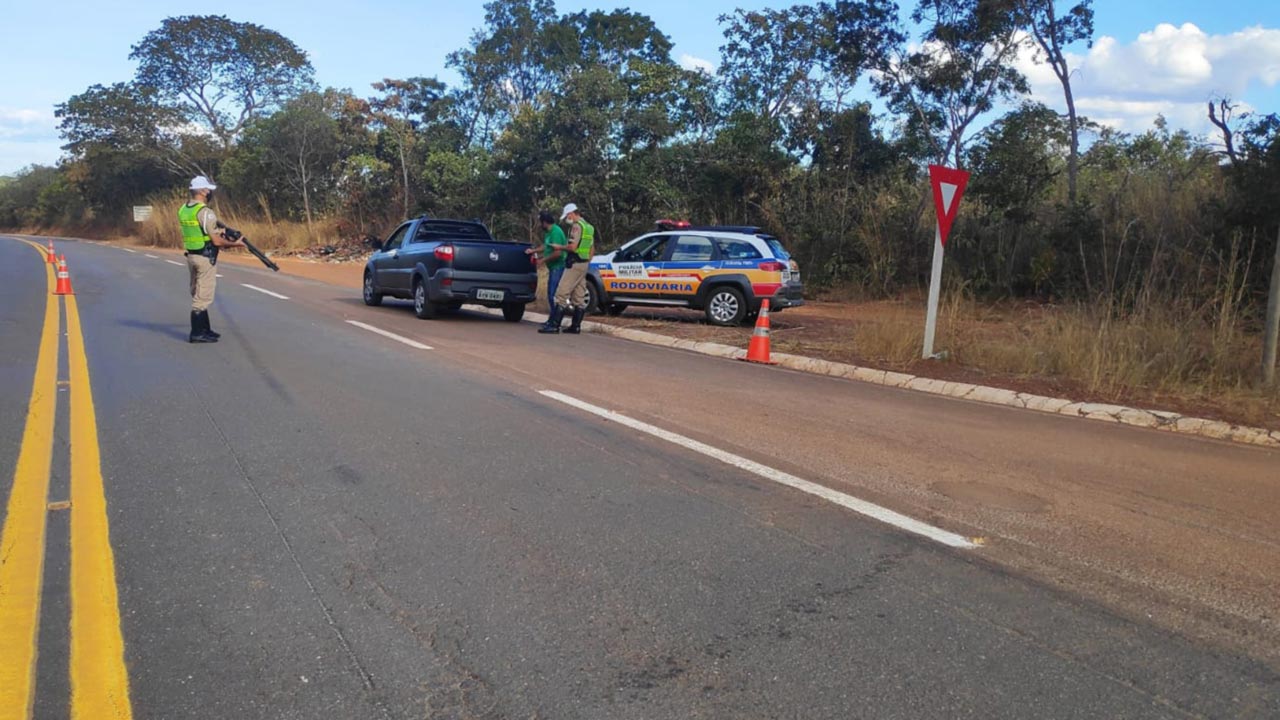 Motorista sem habilitação e embriagado é preso na MG-181 durante blitz, em João Pinheiro
