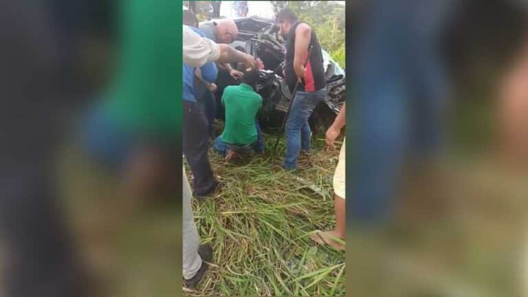 Grave acidente na BR-040 deixa dois feridos em João Pinheiro; populares ajudaram a desencarceras as vítimas