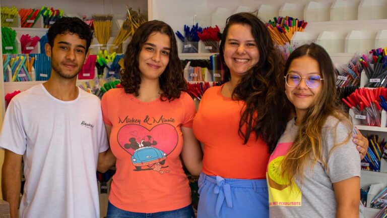 Material escolar é na Papelaria Aquarela: melhor preço de João Pinheiro dividido em 12x sem juros no cartão