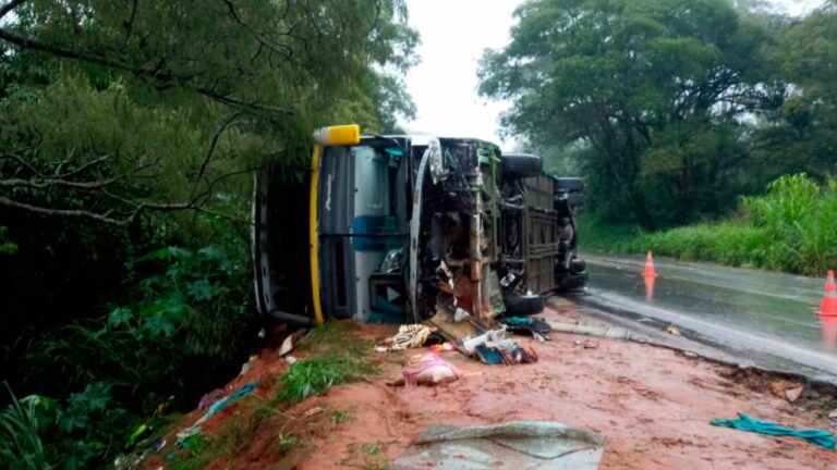Um passageiro morreu e vários ficaram feridos em acidente na "Curva dos Moreiras" na BR-365