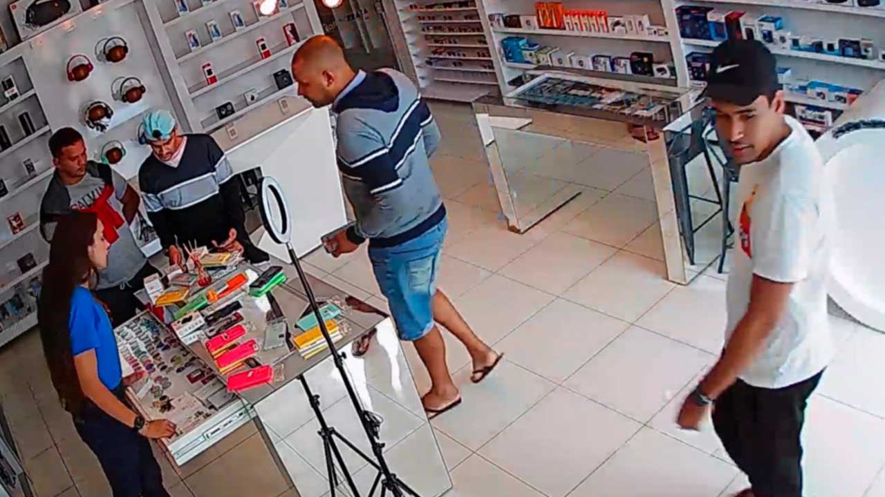 Criminosos se passam por clientes e furtam Iphones no Centro de João Pinheiro