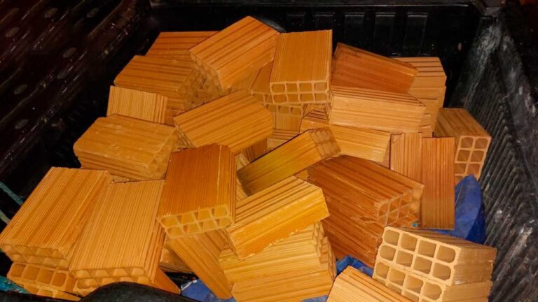 Mulher furta tijolos de construção e acaba presa em Unaí; material foi restituído ao proprietário