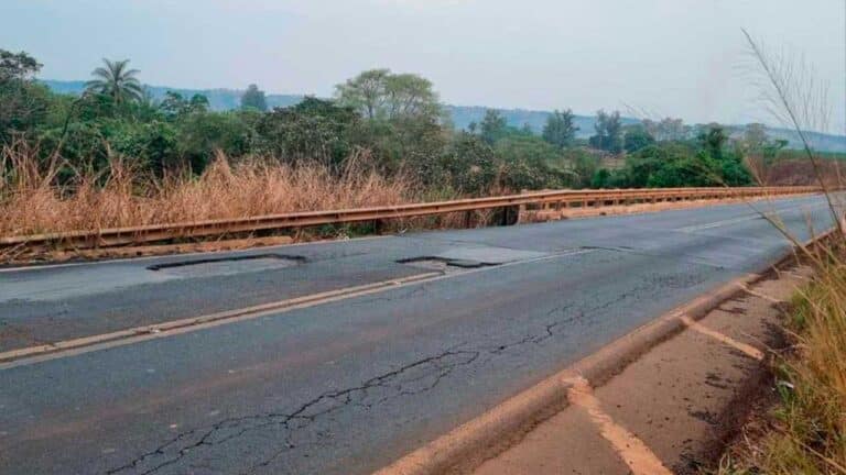 PRF alerta para as péssimas condições da BR-365 e orienta motoristas a evitarem viagens à noite