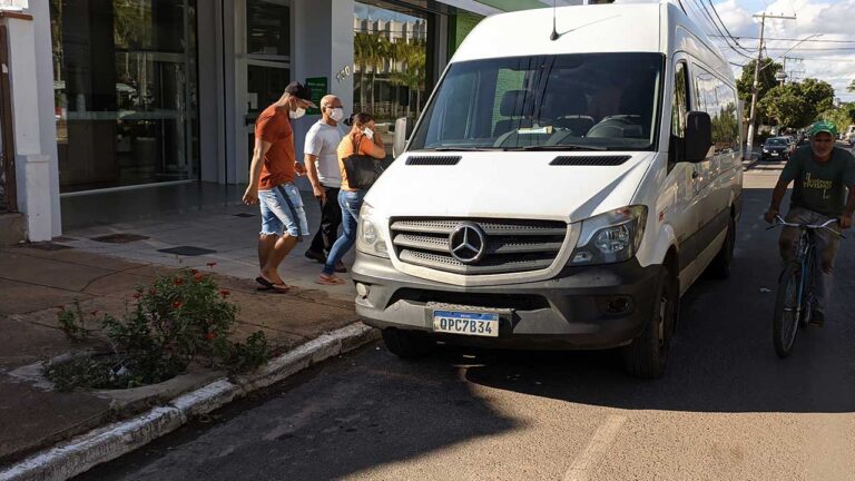 Moradoras dos distritos reclama de atrasos no transporte de pacientes para consultas em João Pinheiro