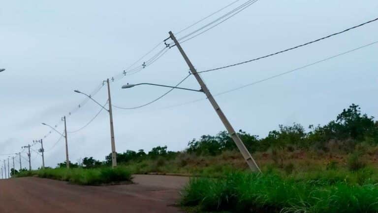 Poste danificado está pendurado há 15 dias na Avenida Riviera, em João Pinheiro; local é bastante frequentado para atividades físicas