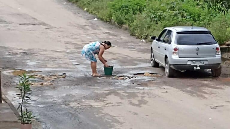 Trabalhadora rural sofre com buraco na porta de casa e com desrespeito de motoristas em João Pinheiro