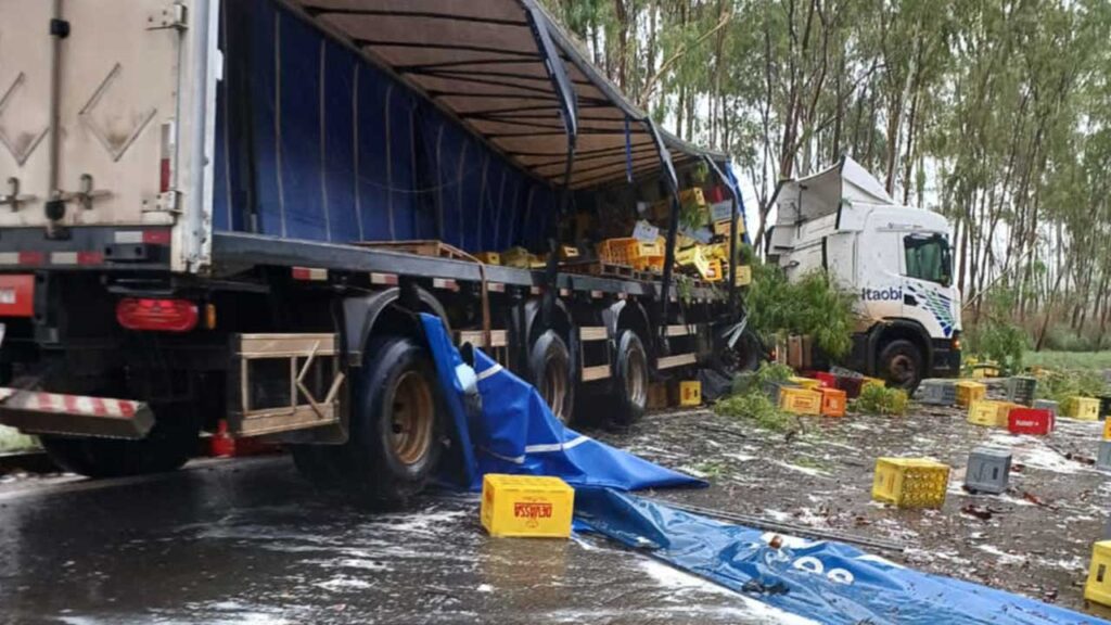 Acidente com carreta carregada de cerveja deixa uma pessoa morta na BR-040 em Paracatu