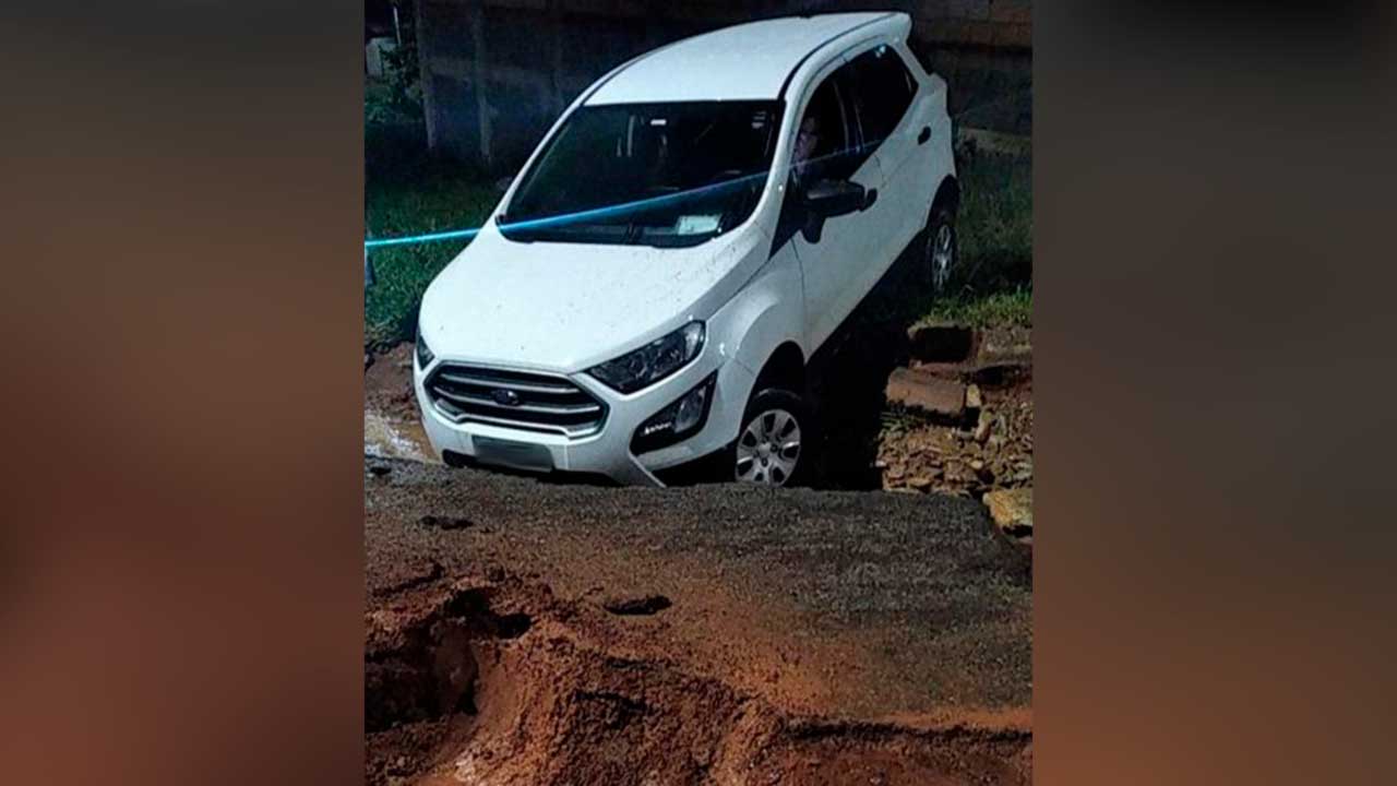 Motorista cai em cratera na Rua Edite Pereira Passos, no Bouganville 3, em João Pinheiro
