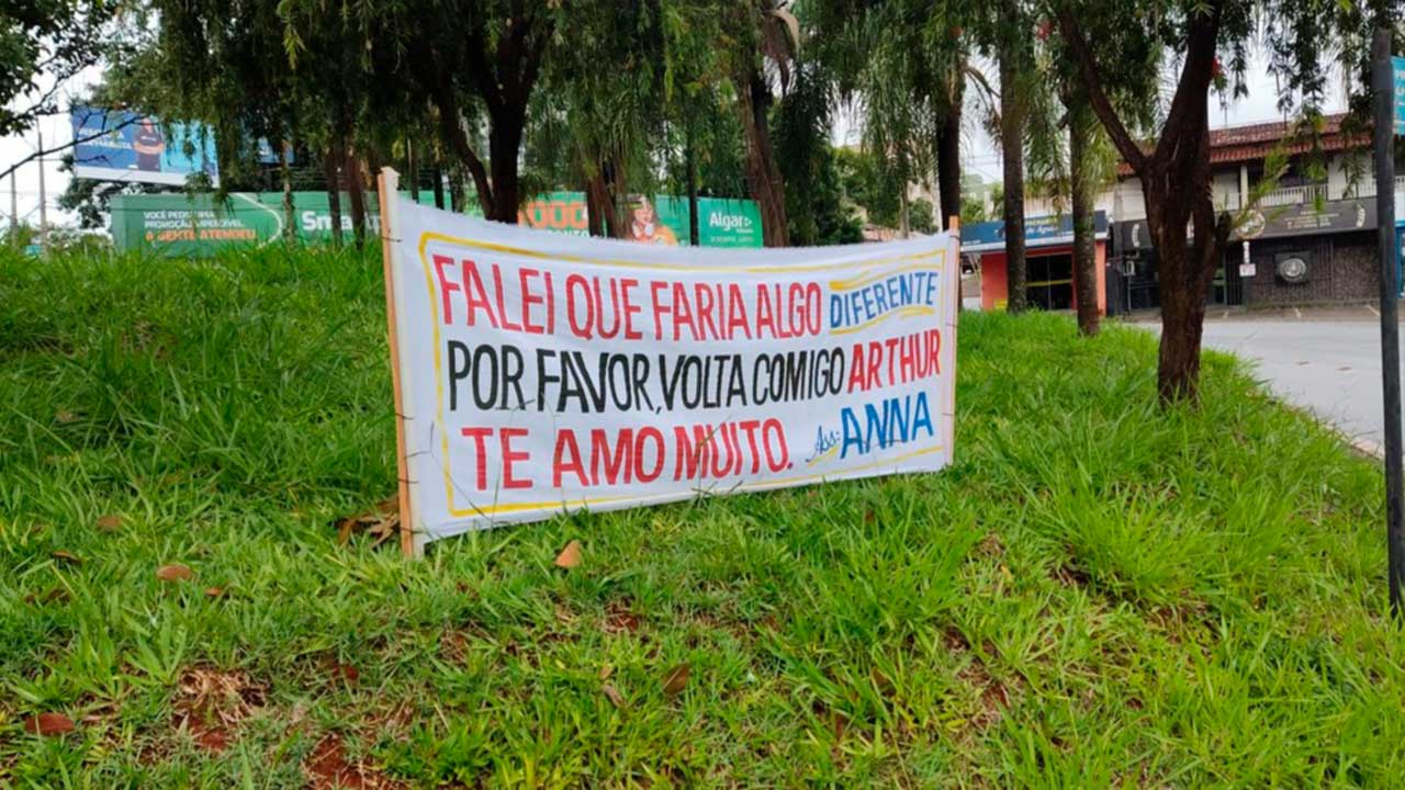Cartaz pedindo namorado de volta em praça central de Patos de Minas chama a atenção