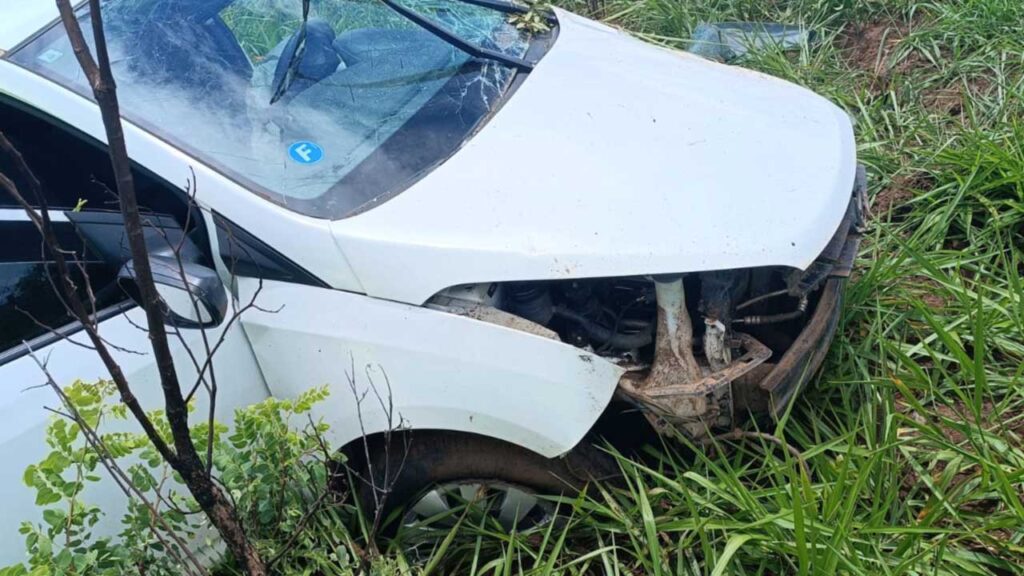 Motorista perde o controle e capota veículo na BR-040 em João Pinheiro