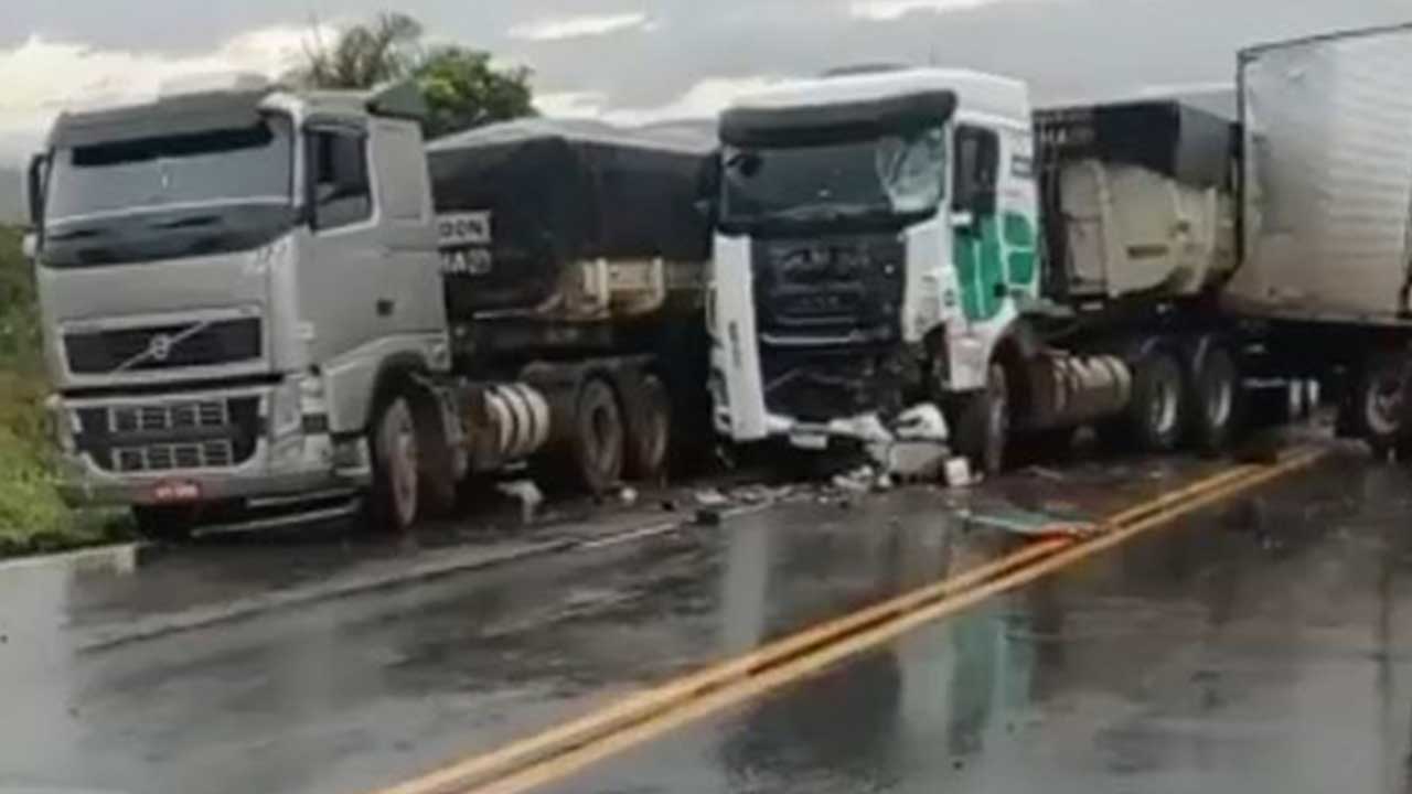 Acidente envolvendo duas carretas e dois caminhões interdita parcialmente a BR-040 em São Gonçalo do Abaeté