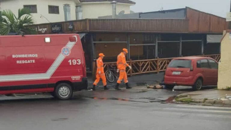 Motociclista se assusta com veículo na contramão e sofre queda no Centro de João Pinheiro