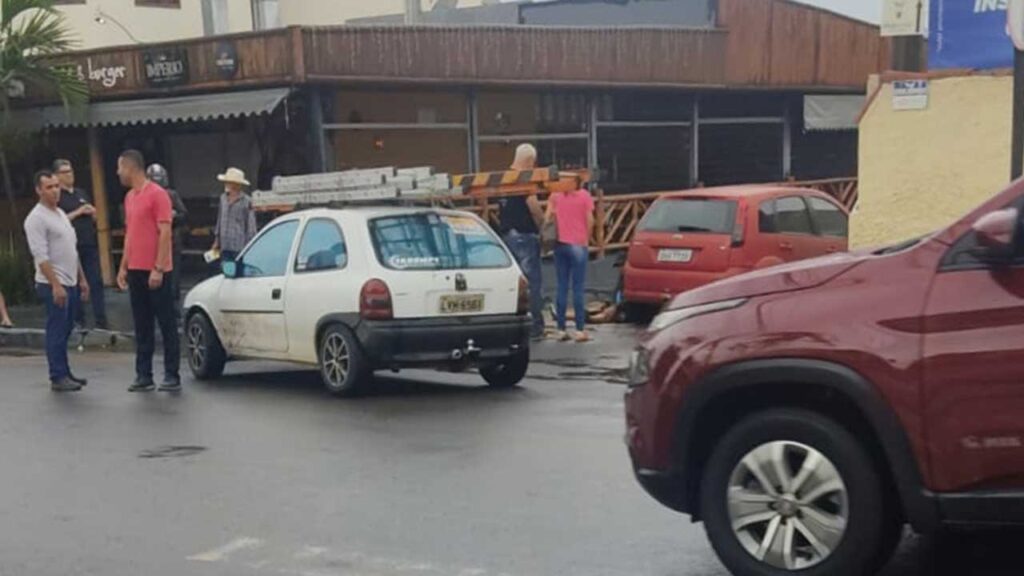 Motociclista se assusta com veículo na contramão e sofre queda no Centro de João Pinheiro