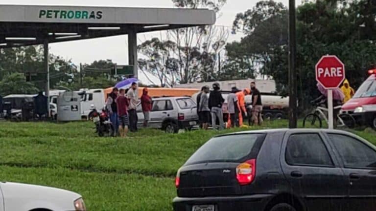 Passageira de motocicleta fica ferida em acidente na rotatória do Posto Trevo 2, em João Pinheiro