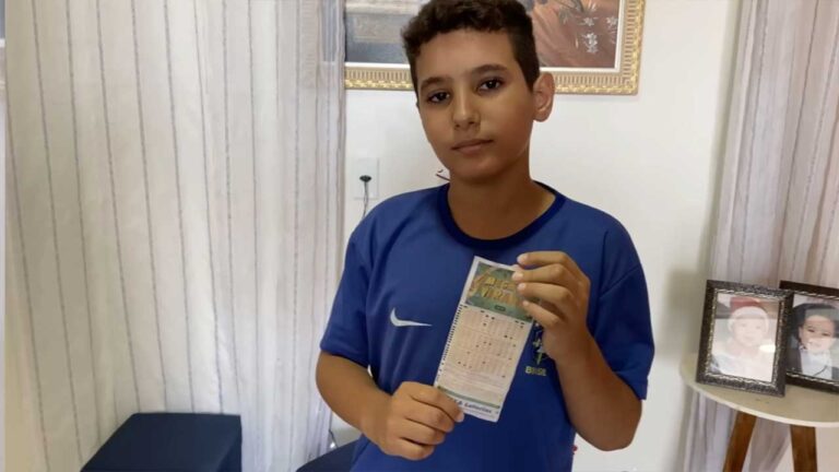 Menino de 10 anos acerta números da Mega da Virada, mas mãe não faz o jogo