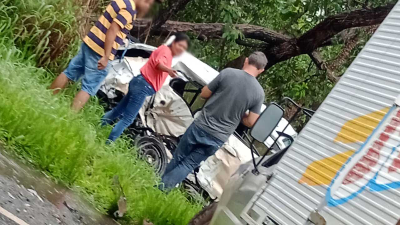 Grave acidente entre carro e caminhão deixa uma pessoa morta na BR-040, em João Pinheiro