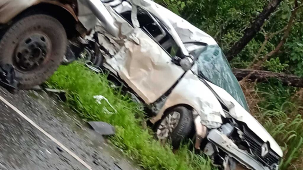 Grave acidente entre carro e caminhão deixa uma pessoa morta na BR-040, em João Pinheiro