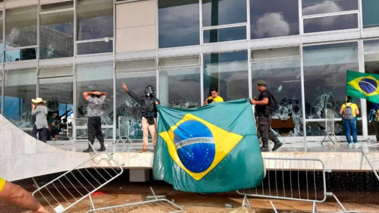 Manifestantes invadiram diversos repartimentos públicos na tarde do último domingo (09)