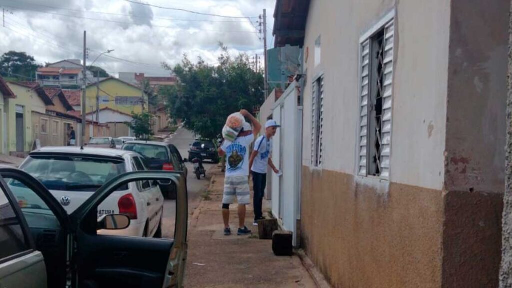 Máfia Azul de João Pinheiro realiza projeto social e entrega cesta básicas a famílias carentes de João Pinheiro