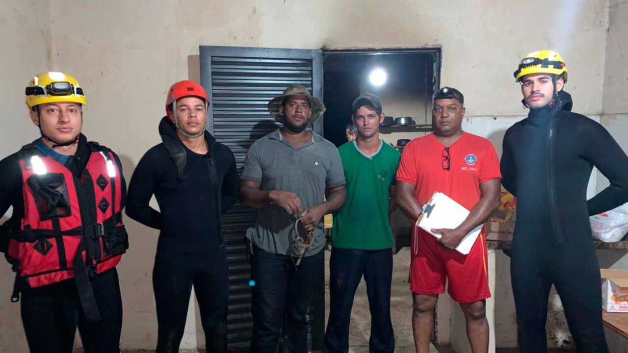 Corpo de Bombeiros resgata vaqueiros que foram surpreendidos pela cheia do Rio da Prata, em João Pinheiro