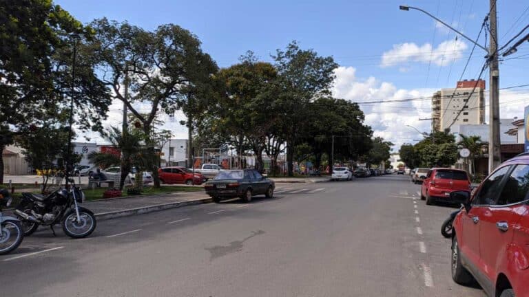 Ladrão toma celular das mãos de criança em plena praça central de João Pinheiro