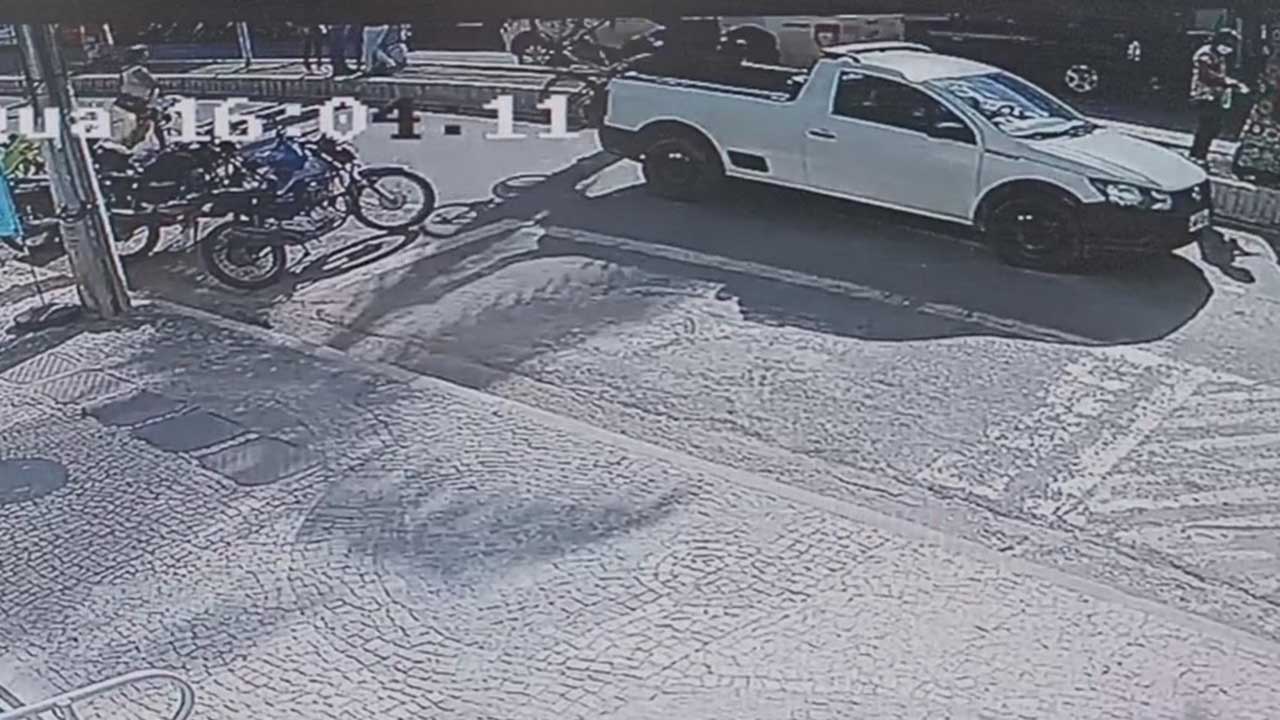 Ciclista para dentro de carroceria de carro em acidente no Centro de João Pinheiro