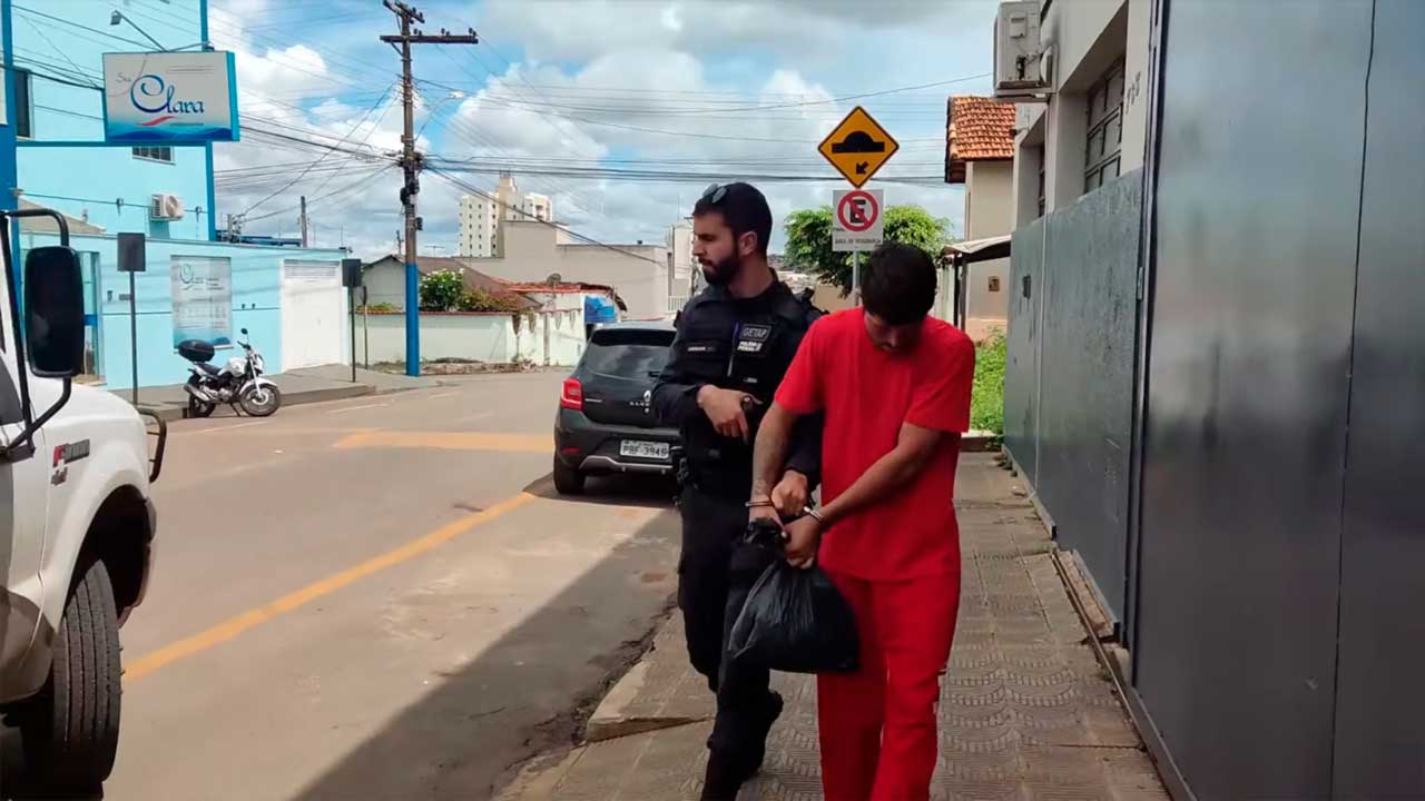 Jovem que agrediu namorada e filha de três meses é visto vigiando vítimas e acaba preso em Patos de Minas