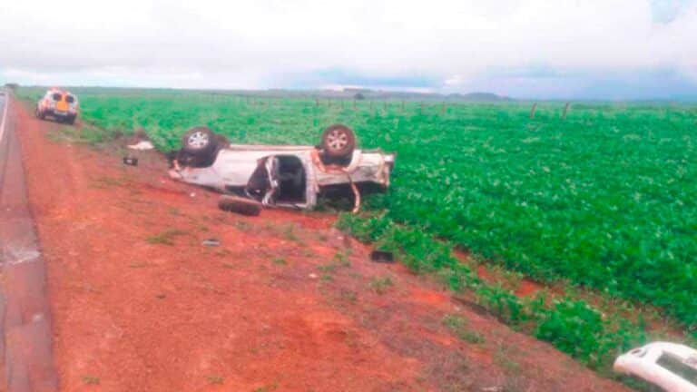 Motorista de 78 anos capota Hilux na MG-410 e é socorrido pelo Corpo de Bombeiros