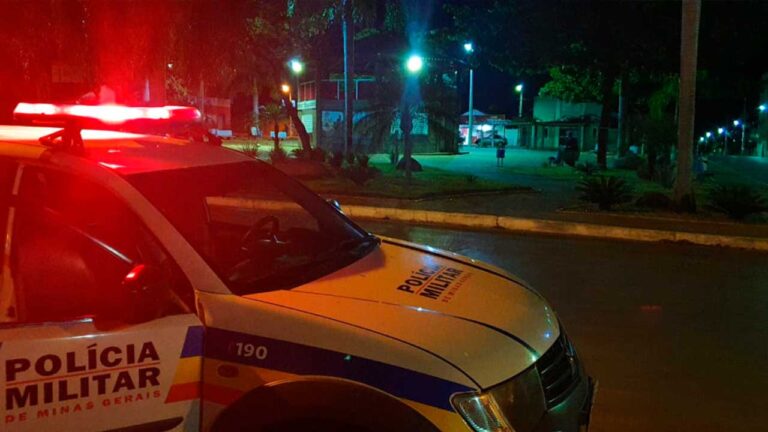 Homem enforca ex-mulher na rua e ameaça matá-la na frente de várias pessoas em Brasilândia de Minas