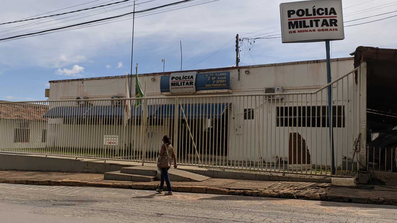 Dupla de criminosos segue vítima e furta celular de seu bolso em plena luz do dia no Centro de João Pinheiro