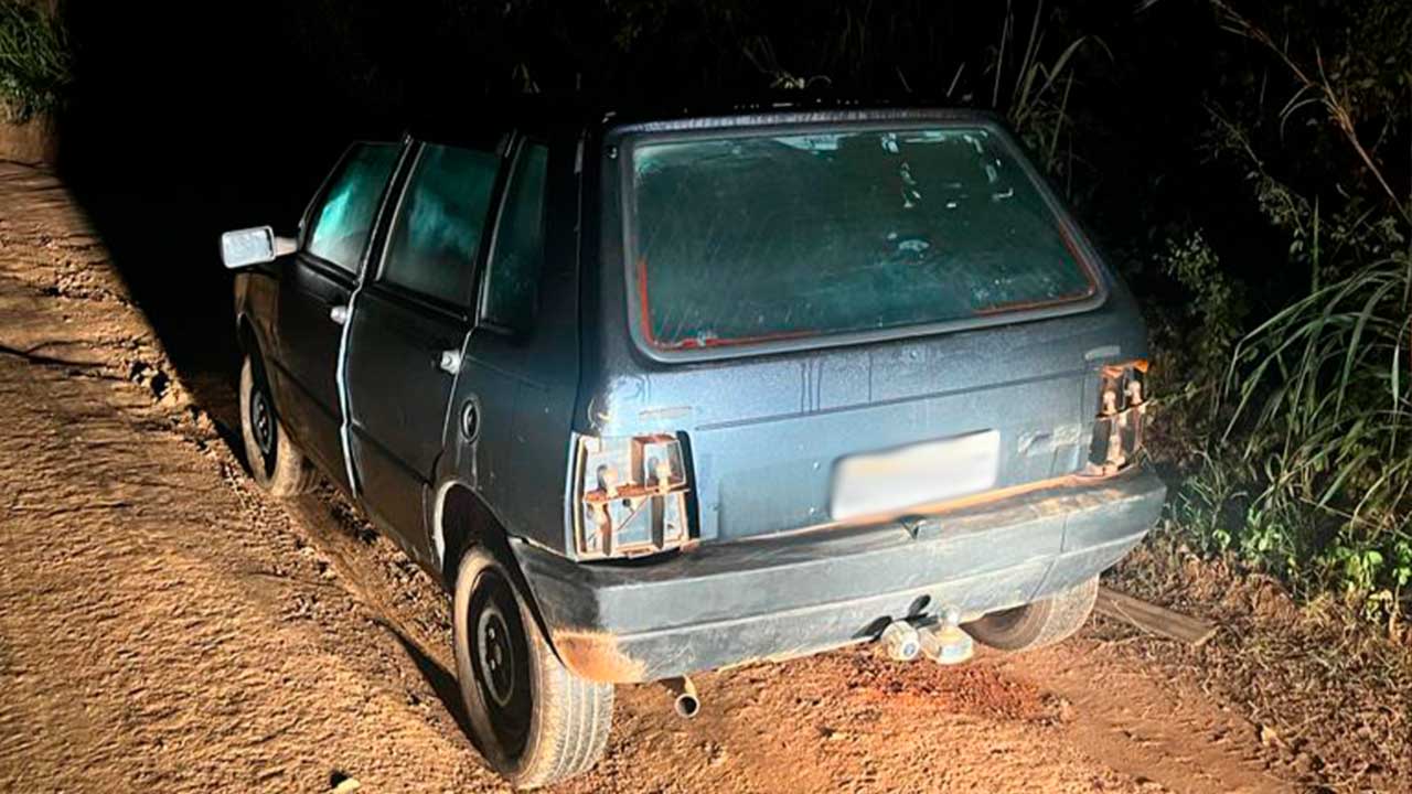 Carro furtado no estacionamento da Prefeitura é encontrado “depenado” em estrada rural em João Pinheiro