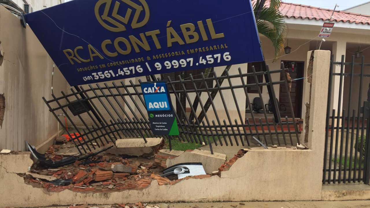 Motorista não consegue fazer curva e acerta muro de contabilidade em cheio no Centro de João Pinheiro