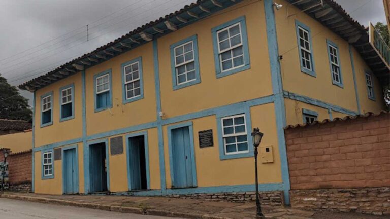 Ladrão entra sem ninguém perceber e furta celular na Casa da Cultura de João Pinheiro 