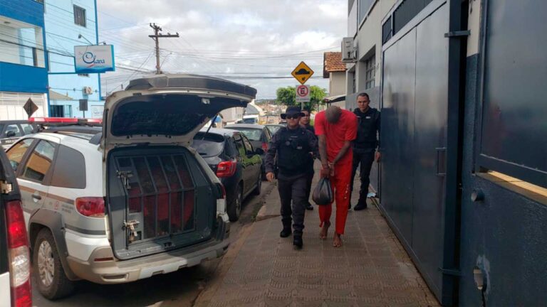 Acusado de torturar e de manter a mulher e os três filhos em cárcere é levado para o presídio de Patos de Minas