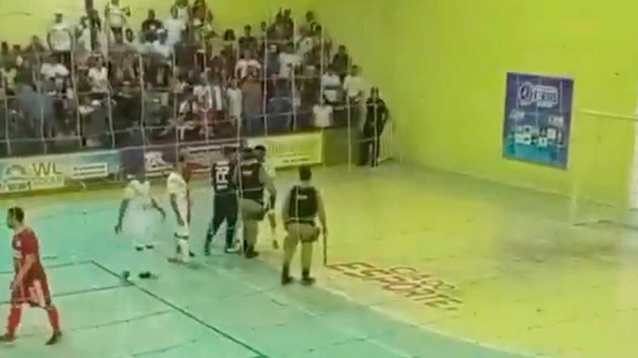 Marcação de pênalti termina em caso de polícia durante semifinal do Torneio de Férias em João Pinheiro