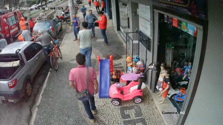Vídeo: motociclista sofre acidente na Juca Cordeiro e é socorrido pelo Corpo de Bombeiros em João Pinheiro