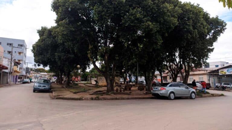 Mulher diz que foi agredida em praça pública por crime que não cometeu e aciona a PM em João Pinheiro