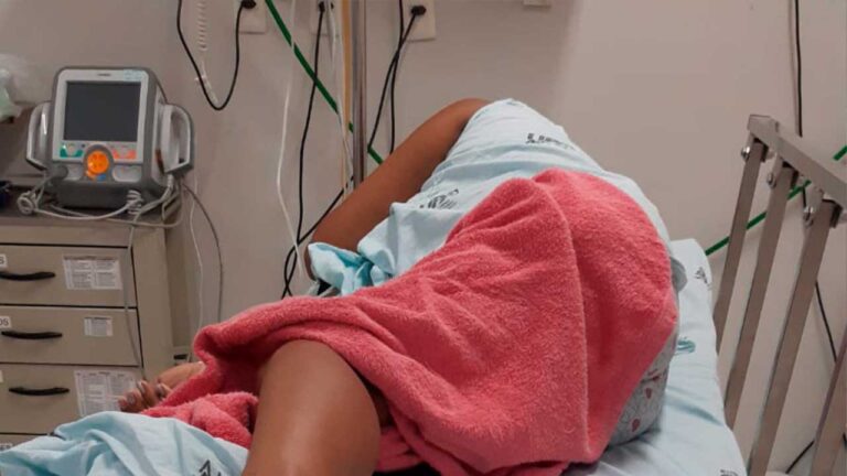 Irmã de paciente que está vomitando sangue e não se alimenta há 2 dias pede transferência da UPA de João Pinheiro