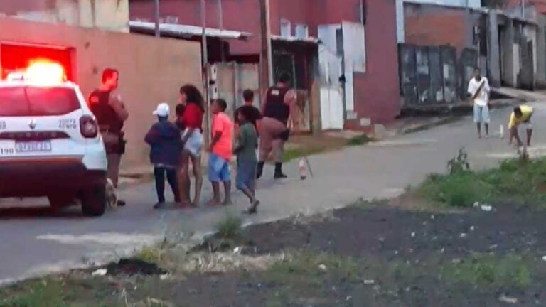 Policiais se divertem com crianças no Água Limpa, mostrando importância da aproximação com a comunidade