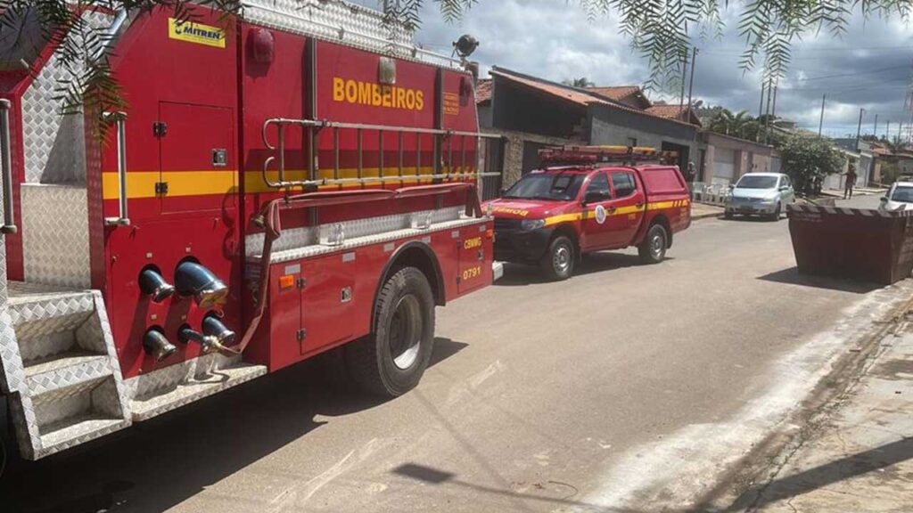Moradores controlam incêndio causado por bolo esquecido no forno no bairro Alvorada em João Pinheiro